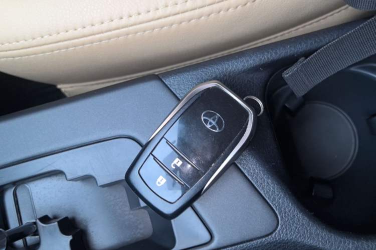 Used Toyota RAV4 2015 2.0L CVT Two-Wheel Drive Fashion Edition Vehicle Key