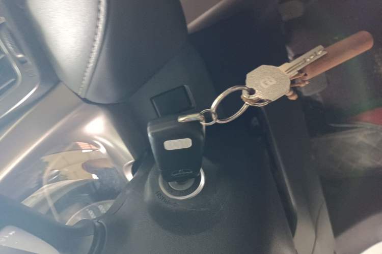 Used Toyota RAV4 2015 2.0L CVT Two-Wheel Drive Fashion Edition Vehicle Key