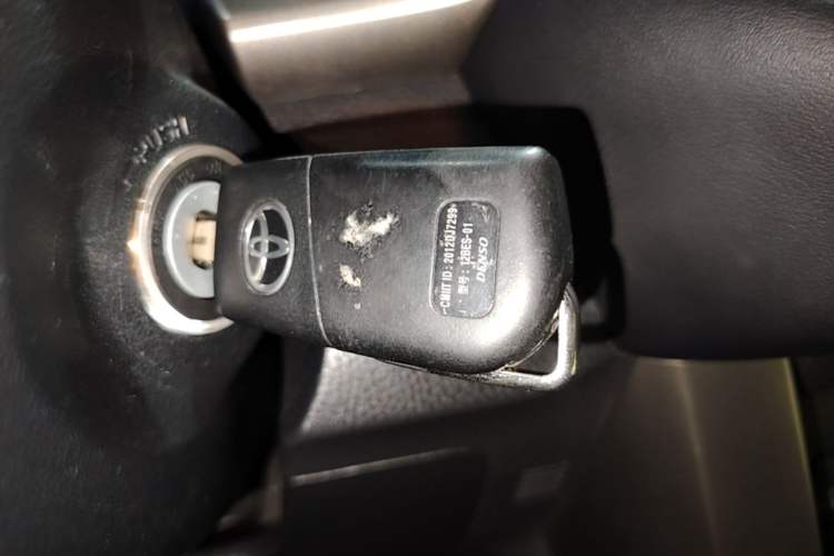 Used Toyota RAV4 2015 2.0L CVT Two-Wheel Drive Fashion Edition Vehicle Key