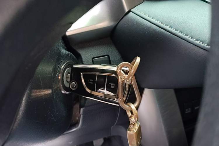 Used Toyota RAV4 2015 2.0L CVT Two-Wheel Drive Fashion Edition Vehicle Key