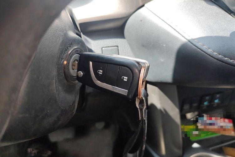 Used Toyota RAV4 2015 2.0L CVT Two-Wheel Drive Fashion Edition Vehicle Key