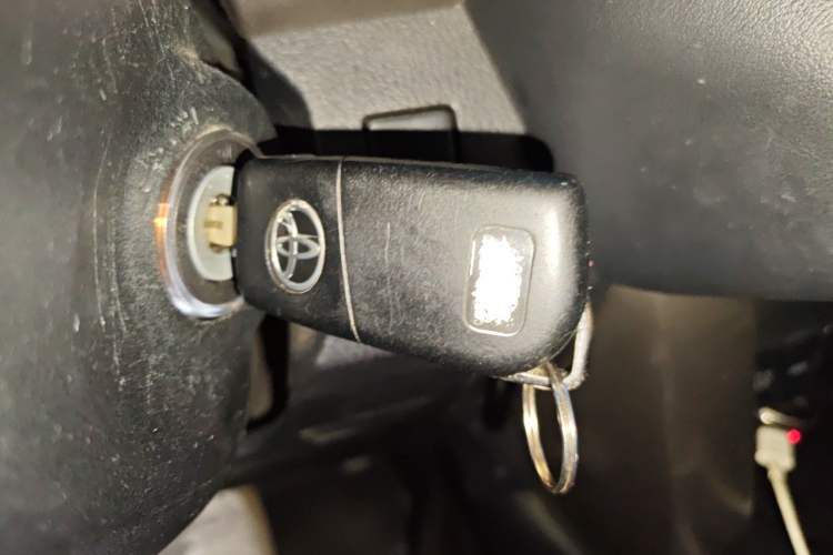 Used Toyota RAV4 2015 2.0L CVT Two-Wheel Drive Fashion Edition Vehicle Key