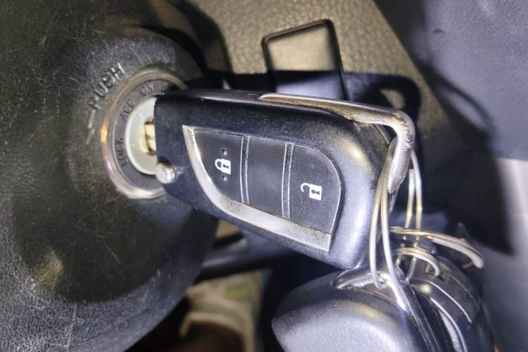 Used Toyota RAV4 2015 2.0L CVT Two-Wheel Drive Fashion Edition Vehicle Key