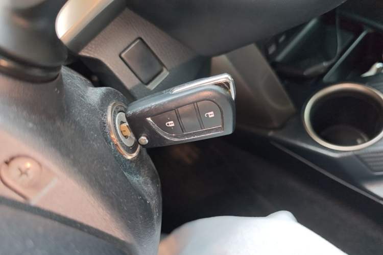 Used Toyota RAV4 2015 2.0L CVT Two-Wheel Drive Fashion Edition Vehicle Key