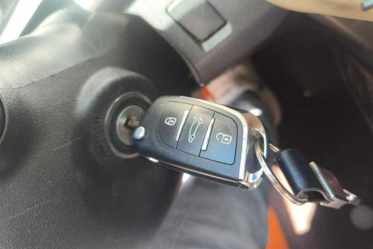 Used Toyota RAV4 2015 2.0L CVT Two-Wheel Drive Fashion Edition Vehicle Key