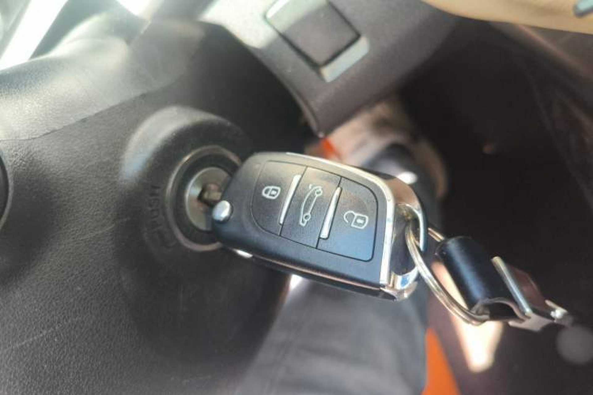Used Toyota RAV4 2015 2.0L CVT Two-Wheel Drive Fashion Edition Vehicle Key