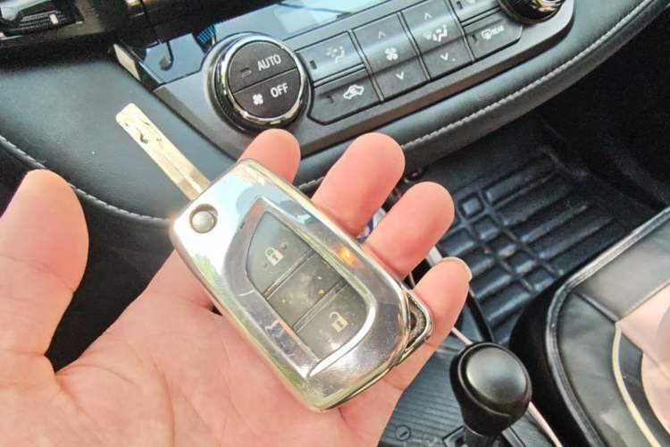 Used Toyota RAV4 2015 2.0L CVT Two-Wheel Drive Fashion Edition Vehicle Key