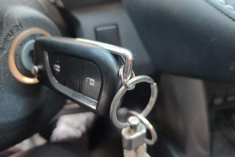 Used Toyota RAV4 2015 2.0L CVT Two-Wheel Drive Fashion Edition Vehicle Key