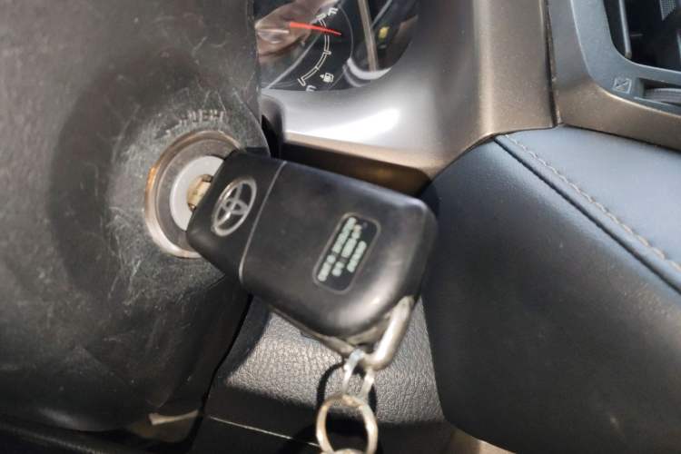 Used Toyota RAV4 2015 2.0L CVT Two-Wheel Drive Fashion Edition Vehicle Key