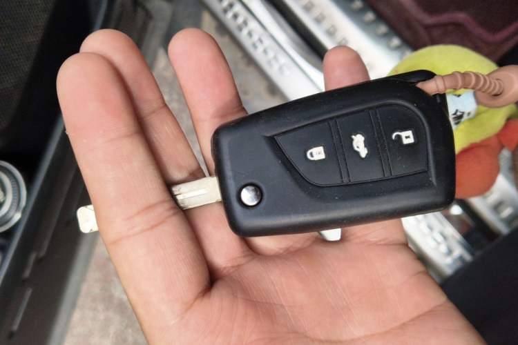 Used Toyota RAV4 2015 2.0L CVT Two-Wheel Drive Fashion Edition Vehicle Key