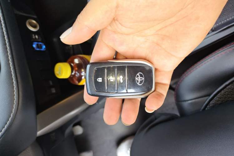 Used Toyota RAV4 2015 2.0L CVT Two-Wheel Drive Fashion Edition Vehicle Key