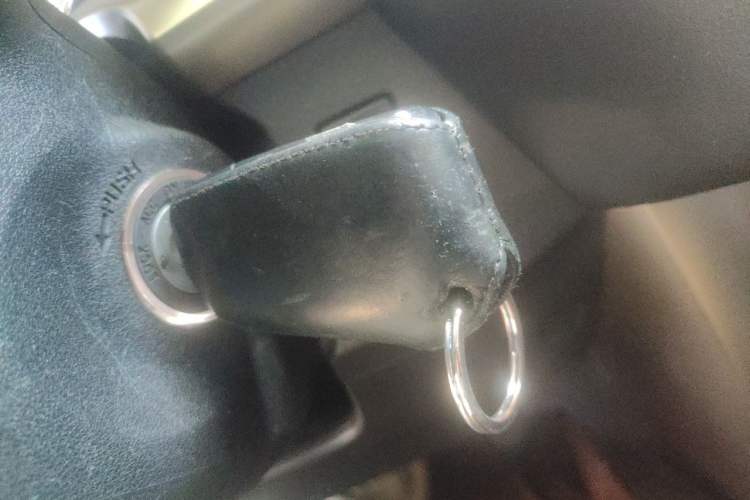 Used Toyota RAV4 2015 2.0L CVT Two-Wheel Drive Fashion Edition Vehicle Key