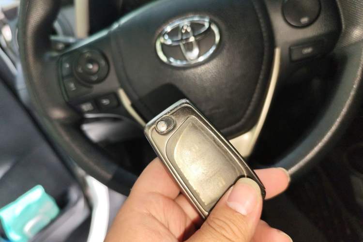 Used Toyota RAV4 2015 2.0L CVT Two-Wheel Drive Fashion Edition Vehicle Key