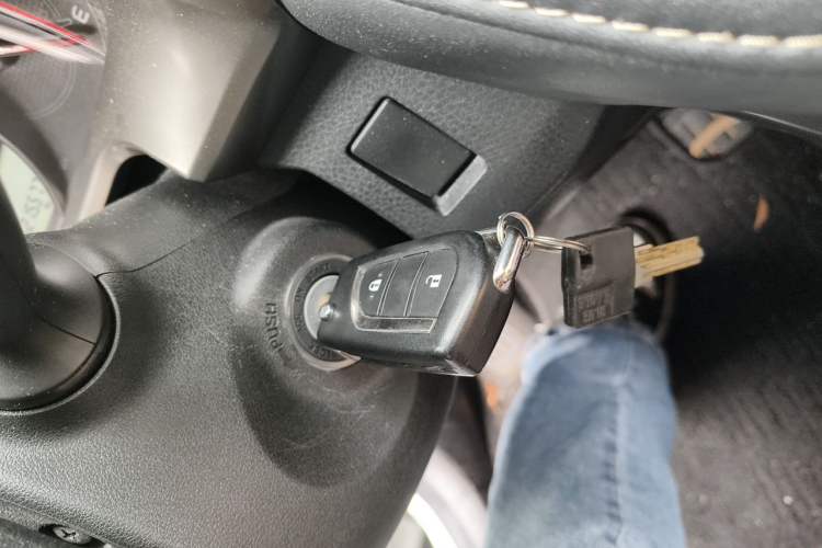 Used Toyota RAV4 2015 2.0L CVT Two-Wheel Drive Fashion Edition Vehicle Key