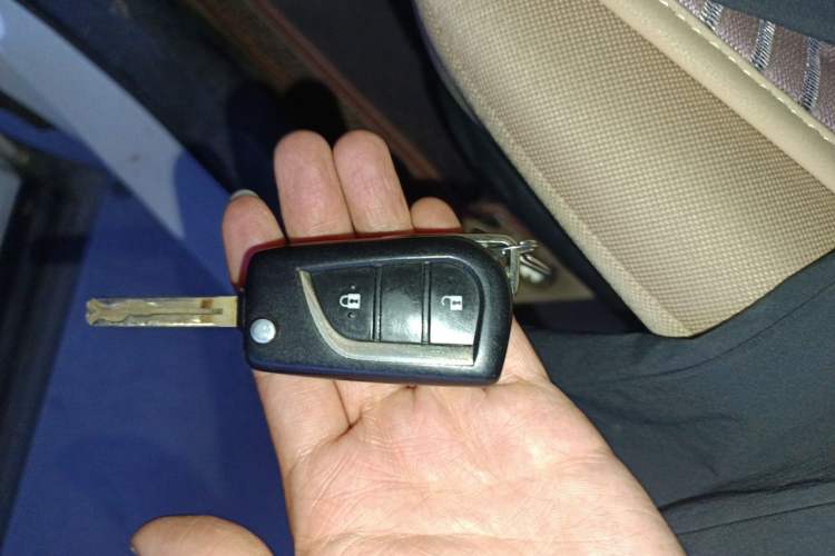 Used Toyota RAV4 2015 2.0L CVT Two-Wheel Drive Fashion Edition Vehicle Key