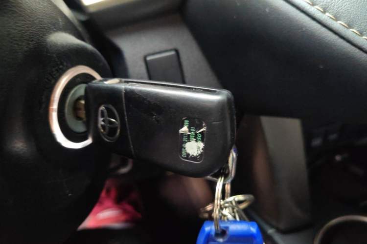 Used Toyota RAV4 2015 2.0L CVT Two-Wheel Drive Fashion Edition Vehicle Key