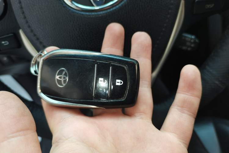 Used Toyota RAV4 2015 2.5L Automatic 4x4 Elite Edition Vehicle Key