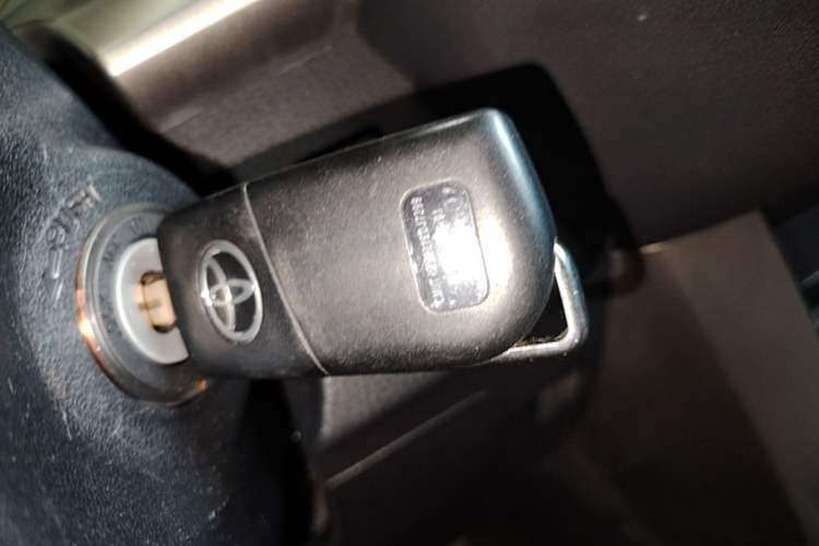 Used Toyota RAV4 2015 2.0L CVT Two-Wheel Drive Fashion Edition Vehicle Key