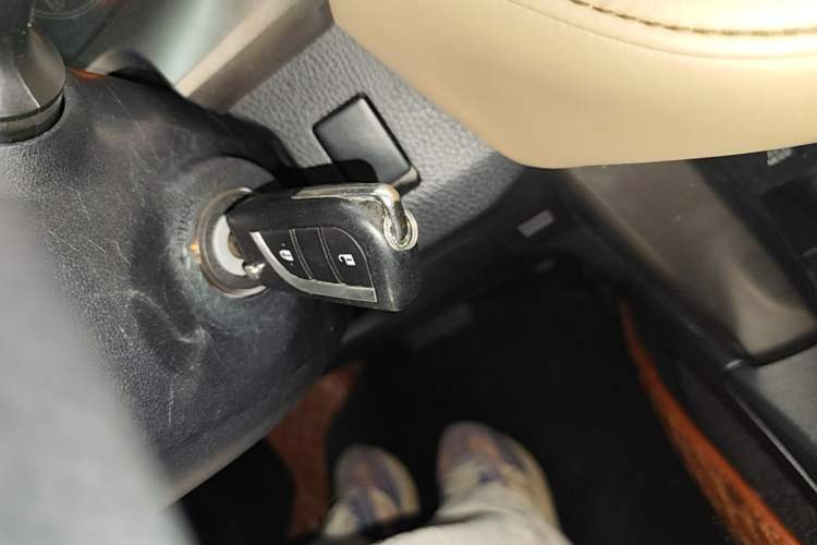 Used Toyota RAV4 2015 2.0L CVT Two-Wheel Drive Fashion Edition Vehicle Key