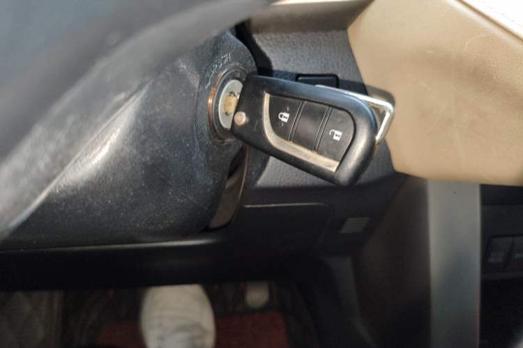 Used Toyota RAV4 2015 2.0L CVT Two-Wheel Drive Urban Edition Vehicle Key
