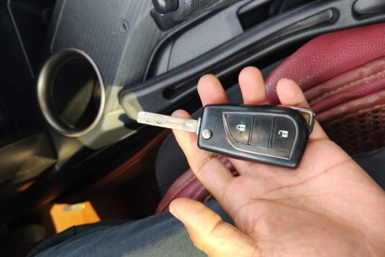 Used Toyota RAV4 2015 2.0L CVT Two-Wheel Drive Fashion Edition Vehicle Key