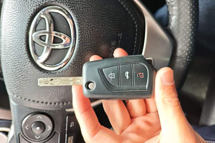 Used Toyota RAV4 2015 2.0L CVT Two-Wheel Drive Fashion Edition Vehicle Key