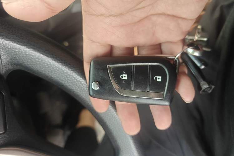 Used Toyota RAV4 2015 2.0L CVT Two-Wheel Drive Fashion Edition Vehicle Key