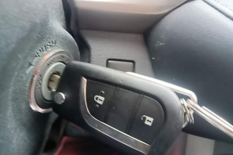 Used Toyota RAV4 2015 2.0L CVT Two-Wheel Drive Fashion Edition Vehicle Key