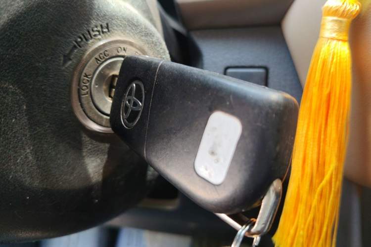 Used Toyota RAV4 2015 2.0L CVT Two-Wheel Drive Fashion Edition Vehicle Key