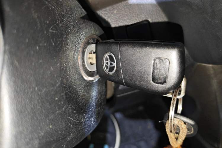Used Toyota RAV4 2015 2.0L CVT Two-Wheel Drive Fashion Edition Vehicle Key
