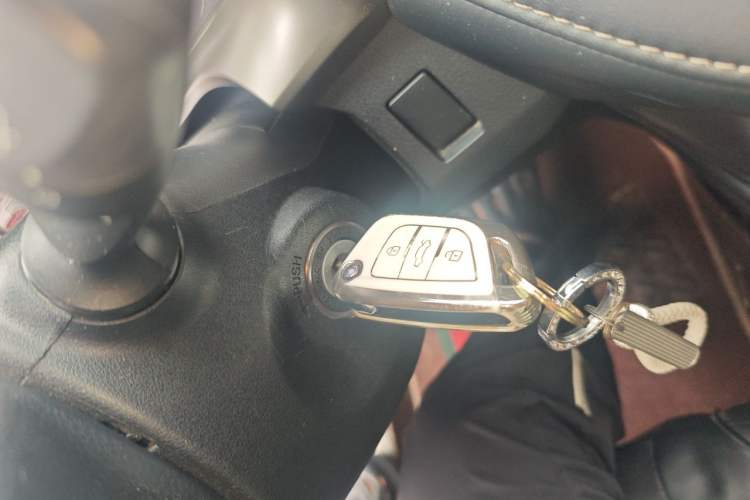 Used Toyota RAV4 2015 2.0L CVT Two-Wheel Drive Fashion Edition Vehicle Key