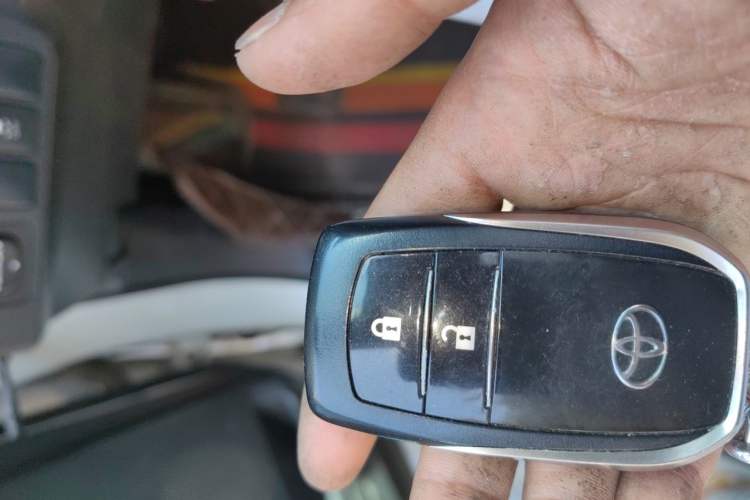 Used Toyota RAV4 2015 2.5L Automatic 4x4 Elite Edition Vehicle Key
