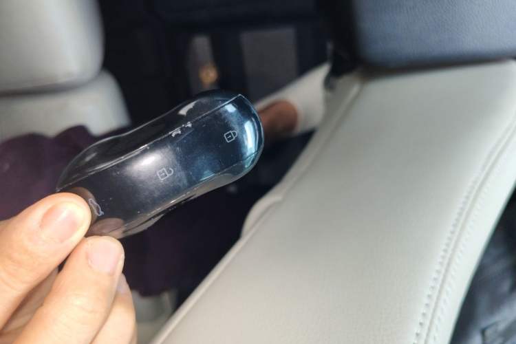 Used Toyota RAV4 2015 2.0L CVT Two-Wheel Drive Fashion Edition Vehicle Key