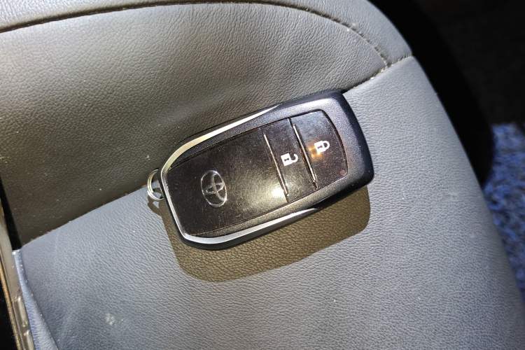 Used Toyota RAV4 2015 2.5L Automatic 4x4 Elite Edition Vehicle Key