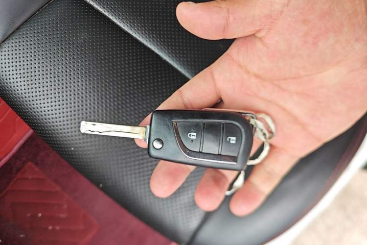 Used Toyota RAV4 2015 2.0L CVT Two-Wheel Drive Fashion Edition Vehicle Key