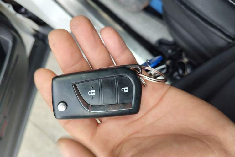 Used Toyota RAV4 2015 2.0L CVT Two-Wheel Drive Fashion Edition Vehicle Key
