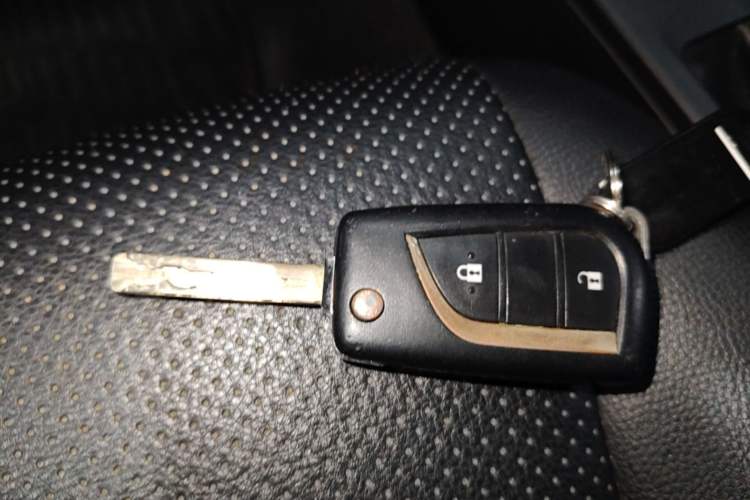 Used Toyota RAV4 2015 2.0L CVT Two-Wheel Drive Fashion Edition Vehicle Key