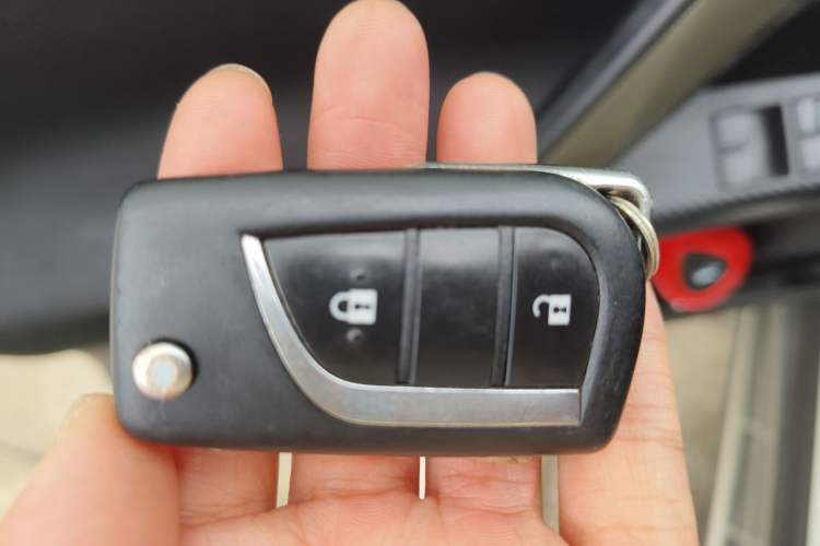 Used Toyota RAV4 2015 2.0L CVT Two-Wheel Drive Fashion Edition Vehicle Key