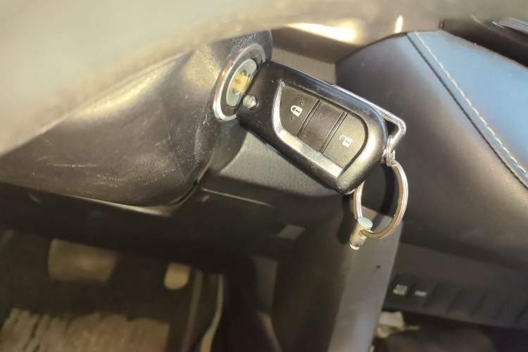 Used Toyota RAV4 2015 2.0L CVT Two-Wheel Drive Fashion Edition Vehicle Key