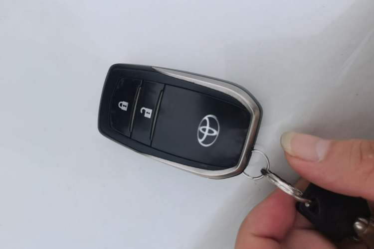 Used Toyota RAV4 2015 2.0L CVT Two-Wheel Drive Fashion Edition Vehicle Key