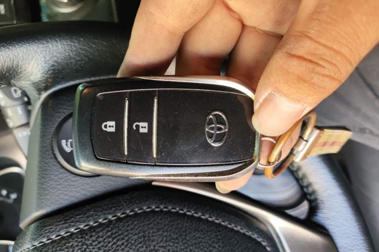 Used Toyota RAV4 2015 2.5L Automatic 4x4 Elite Edition Vehicle Key