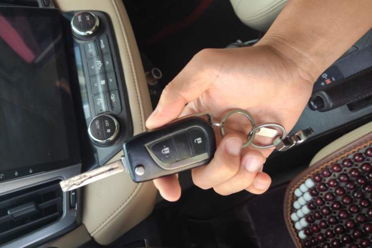 Used Toyota RAV4 2015 2.0L CVT Two-Wheel Drive Fashion Edition Vehicle Key