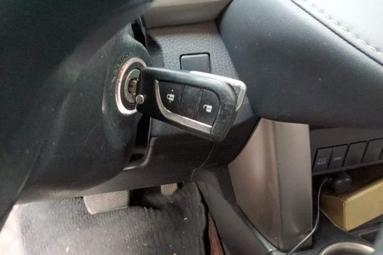 Used Toyota RAV4 2015 2.0L CVT Two-Wheel Drive Fashion Edition Vehicle Key