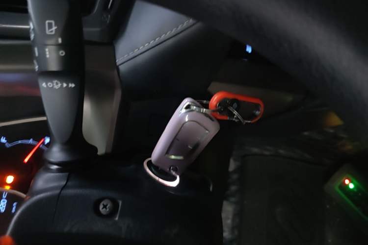 Used Toyota RAV4 2015 2.0L CVT Two-Wheel Drive Fashion Edition Vehicle Key