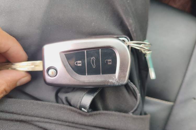 Used Toyota RAV4 2015 2.0L CVT Two-Wheel Drive Fashion Edition Vehicle Key