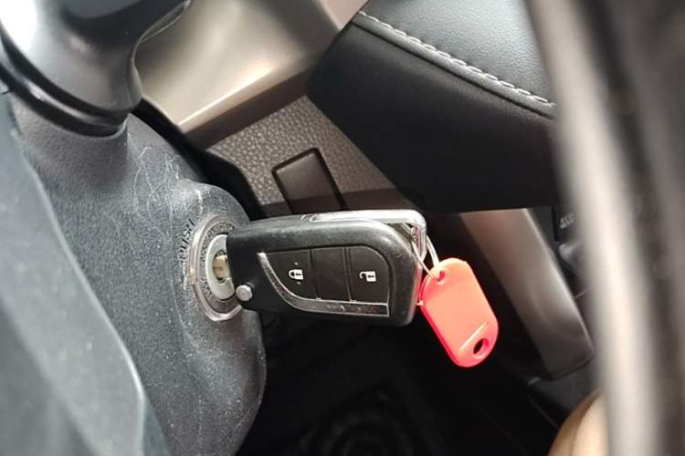 Used Toyota RAV4 2015 2.0L CVT Two-Wheel Drive Fashion Edition Vehicle Key