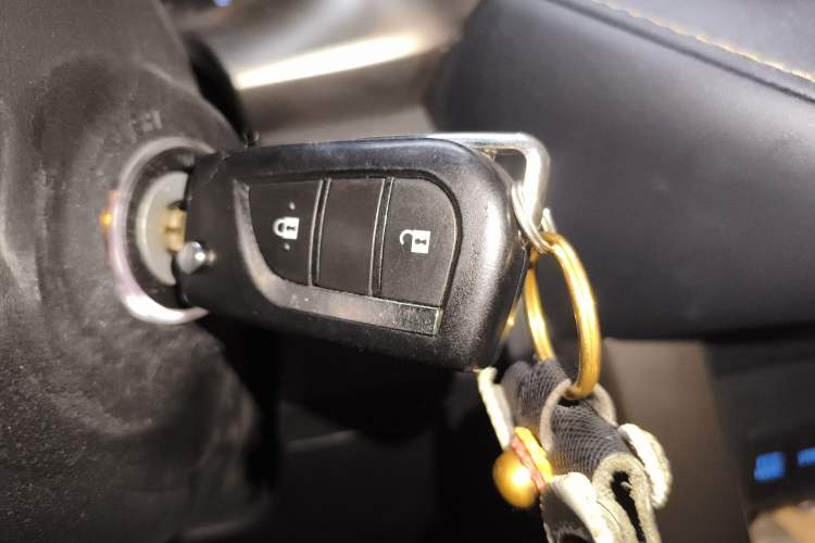 Used Toyota RAV4 2015 2.0L CVT Two-Wheel Drive Fashion Edition Vehicle Key