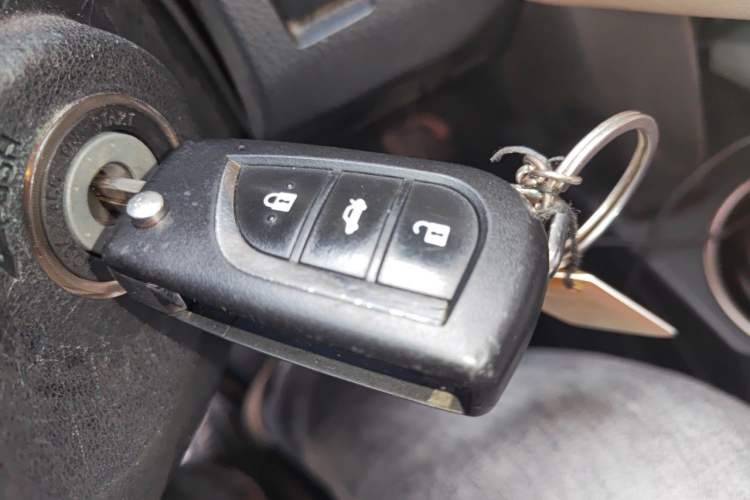 Used Toyota RAV4 2015 2.0L CVT Two-Wheel Drive Fashion Edition Vehicle Key