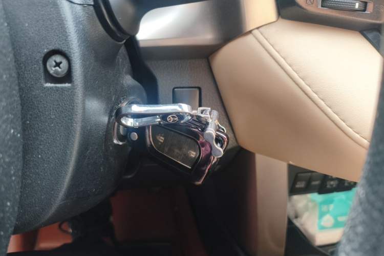 Used Toyota RAV4 2015 2.0L CVT Two-Wheel Drive Fashion Edition Vehicle Key