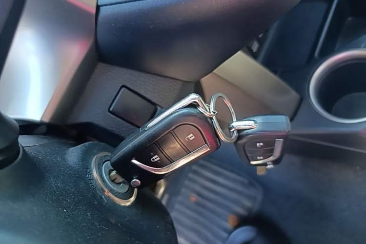 Used Toyota RAV4 2015 2.0L CVT Two-Wheel Drive Fashion Edition Vehicle Key